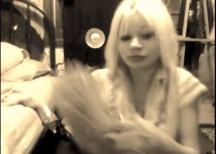 Greseala uriasa comisa de o tanara pe YouTube. Videoclipul care a bagat-o la inchisoare Greseala Comisa De O Tanara Pe Youtube Videoclipul Care A Bagat O La Inchisoare