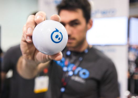 Sphero, mingea inteligenta care se transforma intr-un animal de companie Sphero Mingea Inteligenta Care Se Transforma Intr Un Animal De Companie