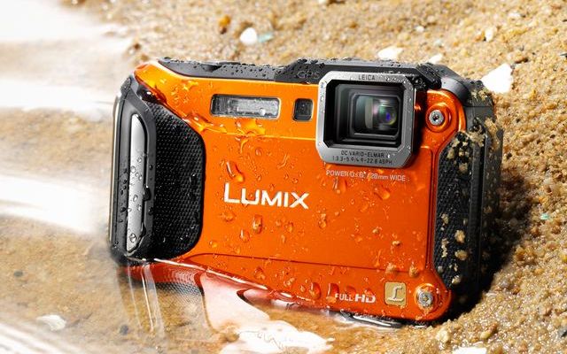 Panasonic Lumix la CES 2013: Camera foto extrema FT5, care rezista in apa si la inghet, plus suratele sale cu Wi-Fi si NFC Panasonic Lumix La Ces 2013 Camera Foto Extrema Ft5 Care Rezista In Apa Si La Inghet Plus Suratele Sale 1