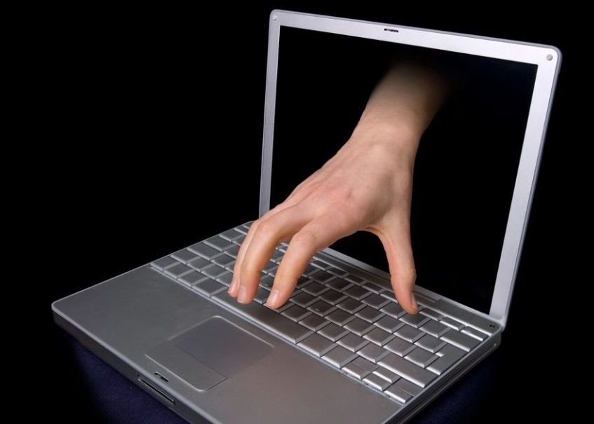 Hackerville, taramul criminalitatii online din Romania. Cum se castiga 100.000 de dolari pe saptamana in Ramnicu Valcea Hackerii Din Ramnicu Valcea Au Speriat Intreaga Lume Cum Se Castiga 100 000 De Dolari Pe Saptamana 1