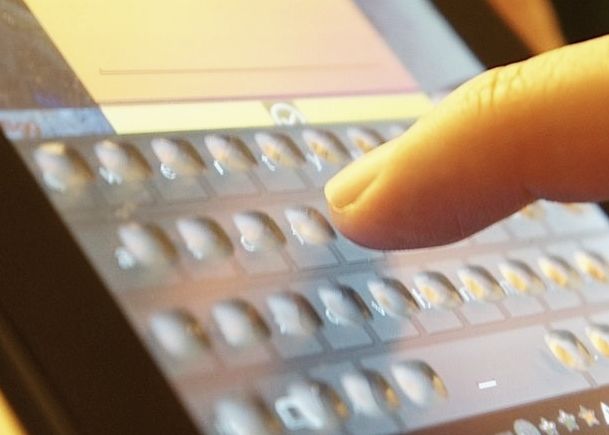 Ecranul touch pe care se formeaza butoane in relief, prezentat la CES 2013 Ecranul Touch Pe Care Se Formeaza Butoane In Relief Prezentat La Ces 2013