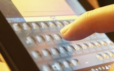 Ecranul touch pe care se formeaza butoane in relief, prezentat la CES 2013