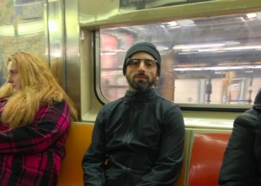 Ochelarii Google, fotografiati la metrou. Cine ii avea pe ochi Ochelarii Google Fotografiati La Metrou Cine Ii Avea Pe Ochi