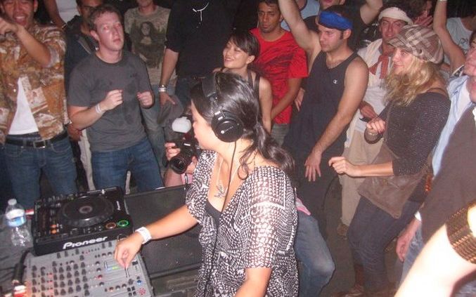 Mark Zuckerberg Mark Zuckerberg Surprins Intr Un Club Fotografia A Devenit Viral Pe Facebook