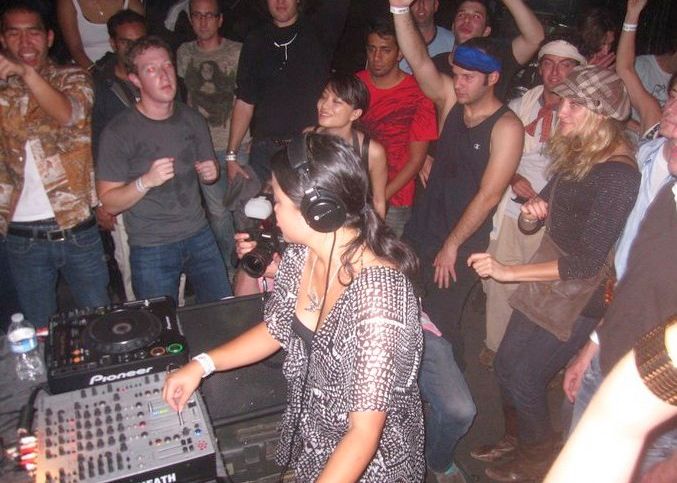 Mark Zuckerberg Mark Zuckerberg Surprins Intr Un Club Fotografia A Devenit Viral Pe Facebook