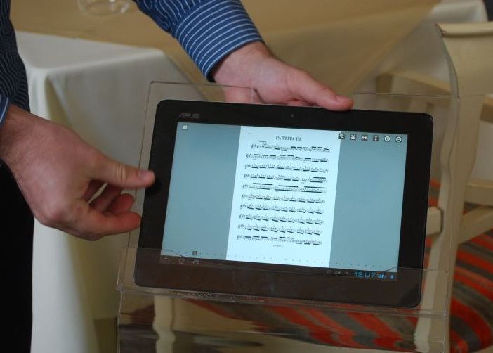 ASUS PadFone 2, prezentat oficial in Romania. O combinatie telefon-tableta pentru cei care apreciaza inovatia Asus Padfone 2 Prezentat Oficial In Romania 9