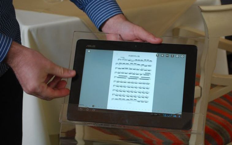 ASUS PadFone 2, prezentat oficial in Romania. O combinatie telefon-tableta pentru cei care apreciaza inovatia Asus Padfone 2 Prezentat Oficial In Romania 9