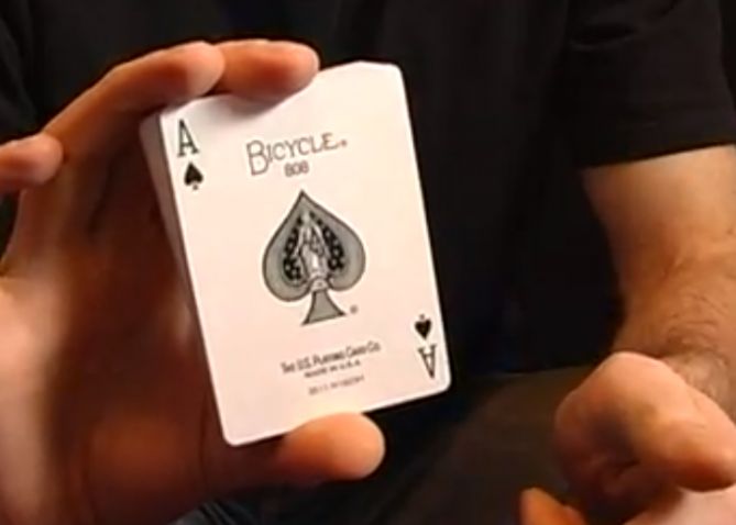 Cea mai simpla scamatorie. Cum faci sa dispara o carte de joc din pachet. Poti ghici care-i tehnica? Cea Mai Tare Scamatorie Cu Carti De Joc Cum Faci Sa Dispare O Carte Din Pachet