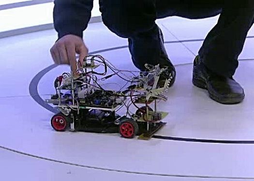 iLikeIT. Doi studenti la Politehnica prezinta prototipul masinii inteligente. Demonstratie cu roboti Ilikeit Doi Studenti La Politehnica Prezinta Prototipul Masinii Inteligente Demonstratie Cu Roboti