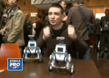 Jucariile de la MWC 2013. Robotii care nu cad niciodata din picioare. VIDEO Jucariile De La Mwc 2013 Robotii Care Nu Cad Niciodata Din Picioare Video