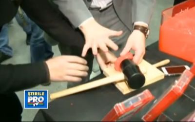 Cel mai puternic material pentru protectia telefonului tau, testat la MWC 2013