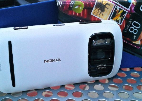 Nokia foloseste nanotehnologia pentru a crea un telefon revolutionar Nokia Foloseste Nanotehnologia Pentru A Crea Un Telefon Revolutionar