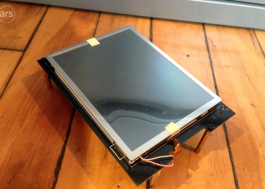 Un iPhone gigantic, cu ecran de 5x7 inch, fotografiat de un angajat al Apple Un Iphone Gigantic Cu Ecran De 5x7 Inch Fotografiat De Presa