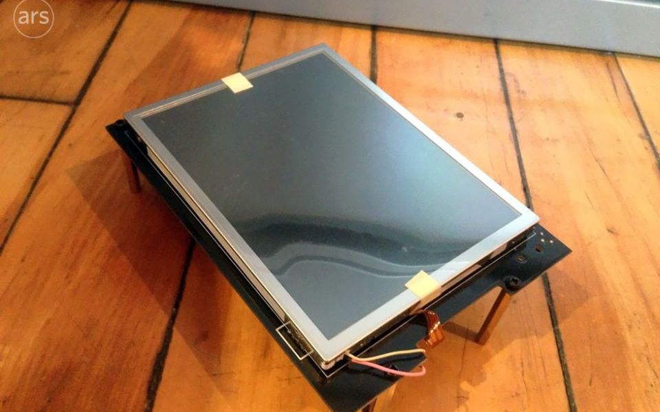 Un iPhone gigantic, cu ecran de 5x7 inch, fotografiat de un angajat al Apple Un Iphone Gigantic Cu Ecran De 5x7 Inch Fotografiat De Presa