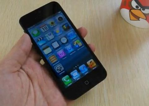 Ai putea jura ca este un iPhone 5, dar in realitate te poti alege cu cea mai mare teapa de pe internet. Ce e acest telefon. VIDEO Ai Putea Jura Ca Este Un Iphone 5 Dar In Realitate Te Poti Alege Cu Cea Mai Mare Teapa De Pe Internet