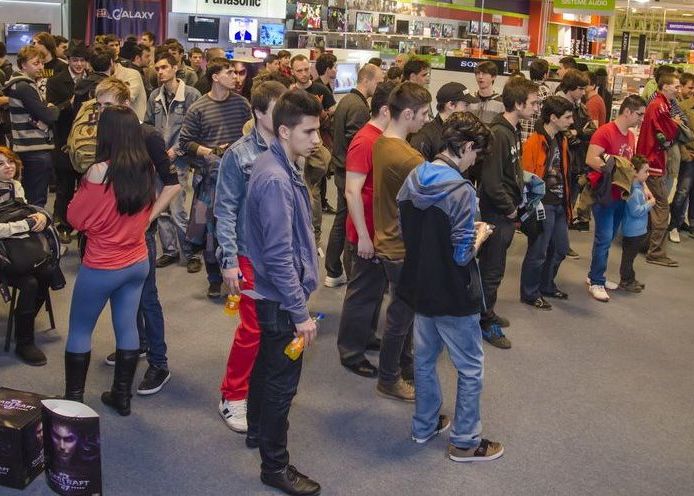 StarCraft II: Heart of the Swarm s-a lansat la miezul noptii in Romania Starcraft Ii Heart Of The Swarm S A Lansat La Miezul Noptii In Romania 12
