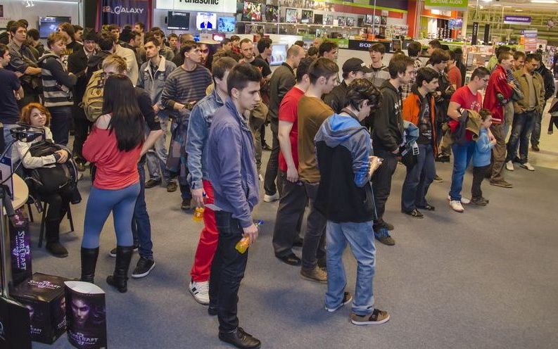 StarCraft II: Heart of the Swarm s-a lansat la miezul noptii in Romania Starcraft Ii Heart Of The Swarm S A Lansat La Miezul Noptii In Romania 12