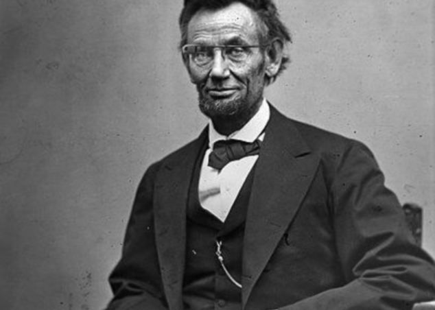 Ochelarii Google Glass in istorie: au aparut imagini trucate cu personalitati din decenii si secole trecute purtand celebrul gadget Ochelarii Google Glass In Istorie Au Aparut Imagini Trucate Cu Personalitati Din Decenii Si Secole Trecute