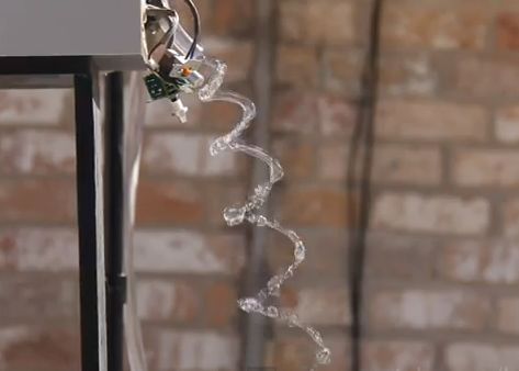 Apa de la robinet curge in zigzag! Cea mai tare scamatorie acum viral pe Internet. VIDEO Apa De La Robinet Curge In Zigzag Cea Mai Tare Scamatorie Acum Viral Pe Internet Video