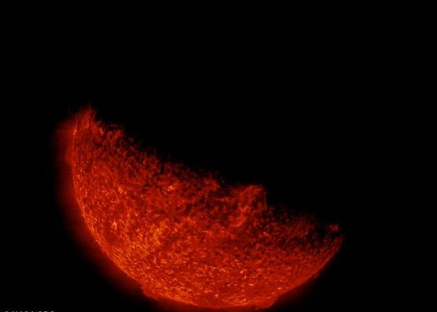 NASA ofera fotografii spectaculoase ce au ca subiect o eclipsa de Pamant si una de Luna Nasa Ofera Fotografii Spectaculoase Ce Au Ca Subiect O Eclipsa De Pamant Si Una De Luna