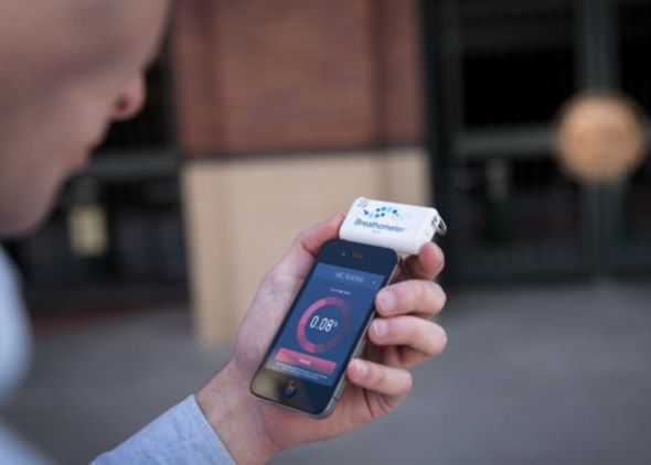 Breathometer, primul alcool-tester care, conectat la smartphone, cheama taxiul pentru soferii bauti Breathometer Primul Alcool Tester Care Conectat La Smartphone Cheama Taxiul Pentru Soferii Bauti