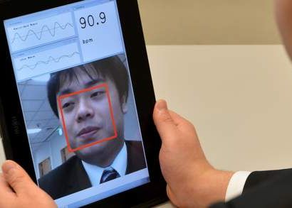 Un telefon inteligent capabil sa masoare pulsul utilizatorului, creat de cercetatorii japonezi Un Telefon Inteligent Capabil Sa Masoare Pulsul Utilizatorului Creat De Cercetatorii Japonezi