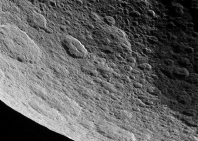 NASA a fotografiat suprafata corpului Rhea, al doilea satelit ca marime al lui Saturn Nasa A Fotografiat Suprafata Corpului Rhea Al Doilea Ca Marime Satelit Al Planetei Saturn