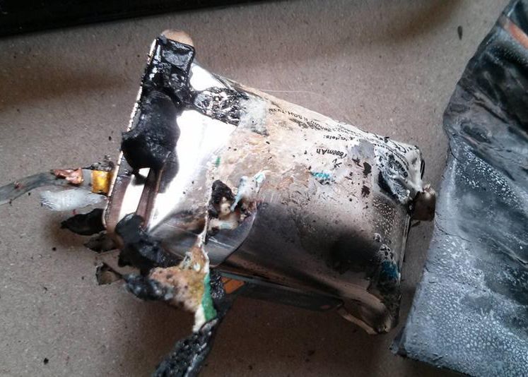 Cum s-a topit un telefon Nexus S pus la incarcat. Marturia unei utilizatoare pentru Mashable. FOTO Cum S A Topit Un Telefon Nexus S Pus La Incarcat Marturia Unei Utilizatoare Pentru Mashable Foto