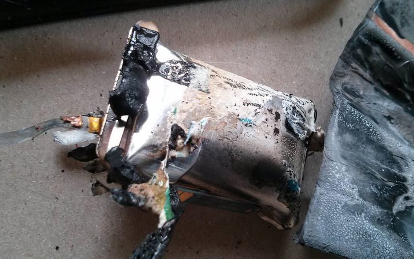 Cum s-a topit un telefon Nexus S pus la incarcat. Marturia unei utilizatoare pentru Mashable. FOTO Cum S A Topit Un Telefon Nexus S Pus La Incarcat Marturia Unei Utilizatoare Pentru Mashable Foto