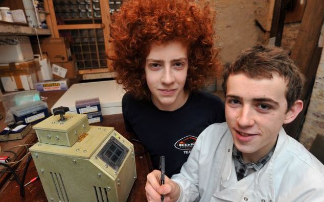 A fabricat un dispozitiv de testare ADN doar ca sa afle de ce fratele sau este roscat A Fabricat Un Dispozitiv De Testare Adn Doar Ca Sa Afle De Ce Fratele Sau Este Roscat