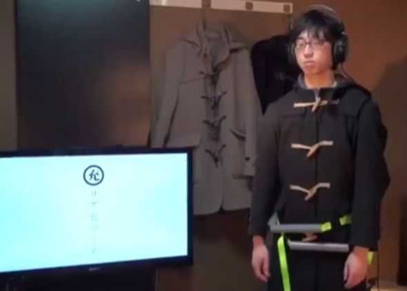 Japonezii au inventat gadget-ul care-i face pe cei singuri sa simta caldura unei imbratisari Japonezii Au Inventat Gadget Ul Care I Face Pe Cei Singuri Sa Simta Caldura Unei Imbratisari