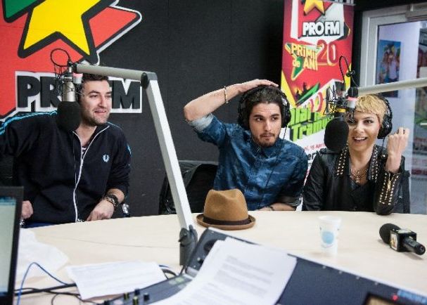 Sore vrea sa isi invite mama si sa o serbeze la concertul aniversar de 20 de ani de ProFM, “Alai la Tramvai”! Impreuna cu Smiley si Alex Velea au cantat la AlarmaProFM! VIDEO Sore Vrea Sa Isi Invite Mama Si Sa O Serbeze La Concertul Aniversar De 20 De Ani De Profm Ldquo Alai La