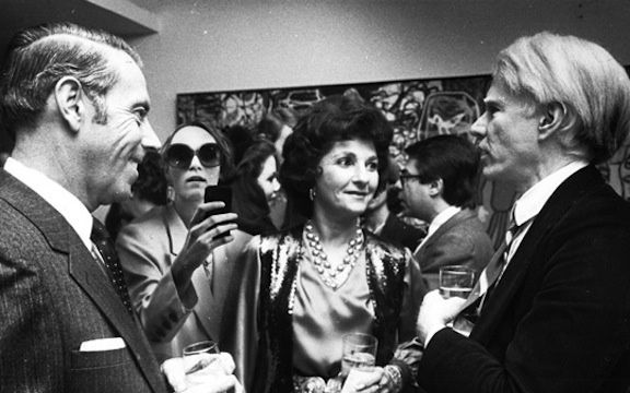 Trucaj genial in Photoshop. O femeie s-a infiltrat in fotografii vechi facand poze cu smartphone-ul Poze Vechi Cu Telefonul Mobil