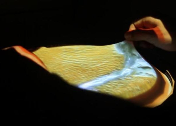 Primul touchscreen 3D din lume. Poti sa-l ciupesti si sa-l intinzi ca pe plastilina. VIDEO Primul Touchscreen 3d Din Lume Poti Sa L Ciupesti Si Sa L Intinzi Ca Pe Plastilina Video