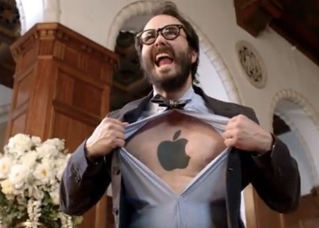 Reclama geniala facuta de Nokia. Fanii Apple si Samsung nu vor sa vada asta Nokia Rade De Lupta Dintre Samsung Si Apple