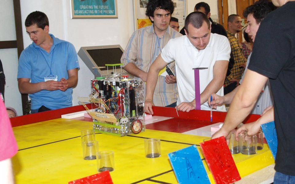 Concurs cu roboti petrecareti la Sibiu. Castigatorii merg la faza pe Europa Robotx