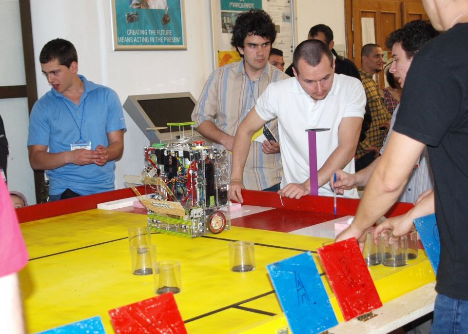 Concurs cu roboti petrecareti la Sibiu. Castigatorii merg la faza pe Europa Robotx