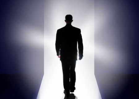 Lumini orbitoare. Care sunt amintirile oamenilor care au trecut pe langa moarte. Ce spun specialistii Lumini Orbitoare Traversarea Unui Tunel Senzatie De Parasire A Propriului Corp Amintirile Oamenilor Care