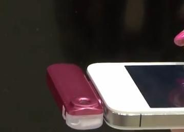Primul iPhone cu spray. Cum functioneaza aplicatia care iti transforma telefonul in sticla de parfum. VIDEO Primul Iphone Cu Spray Cum Functioneaza Aplicatia Care Iti Face Telefonul In Sticla De Parfum