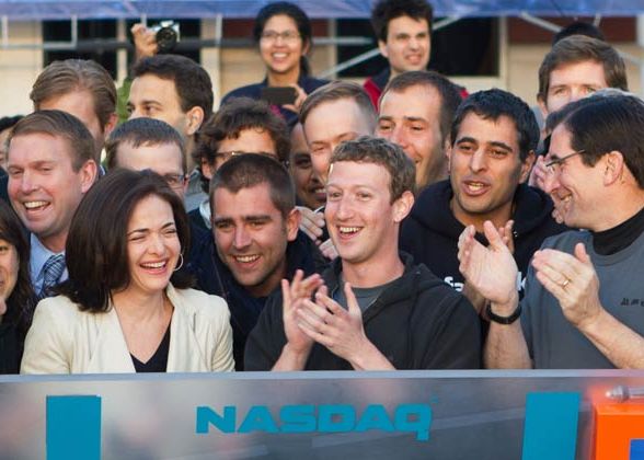 Facebook, la 1 an de la listarea la bursa. Valoarea companiei a scazut enorm Facebook La 1 An De La Listarea La Bursa Valoarea Companiei A Scazut Enorm