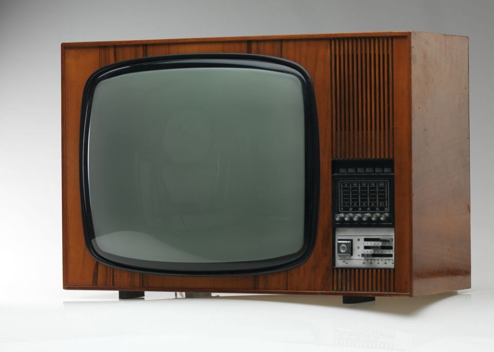 Gadgeturile copilariei. Am crescut cu televizorul alb-negru, astazi ne uitam la Smart TV Gadgeturile Copilariei Am Crescut Cu Televizorul Alb Negru Astazi Ne Uitam La Smart Tv