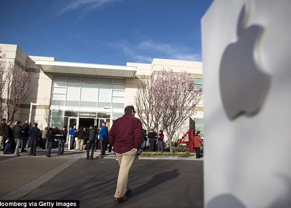 Inginerii de la Apple sparg tacerea. Cum isi protejeaza compania secretele si cum sunt monitorizati angajatii Inginerii De La Apple Sparg Tacerea Compania Isi Protejeaza Secretele Monitoranzu Si Angajatii Cu Bodyguarzi