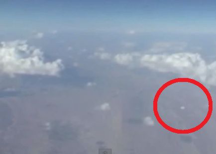 Un OZN, filmat dintr-un avion. Imaginile au facut inconjurul lumii VIDEO Un Ozn Filmat Dintr Un Avion Imaginile Au Facut Inconjurul Lumii Video 1