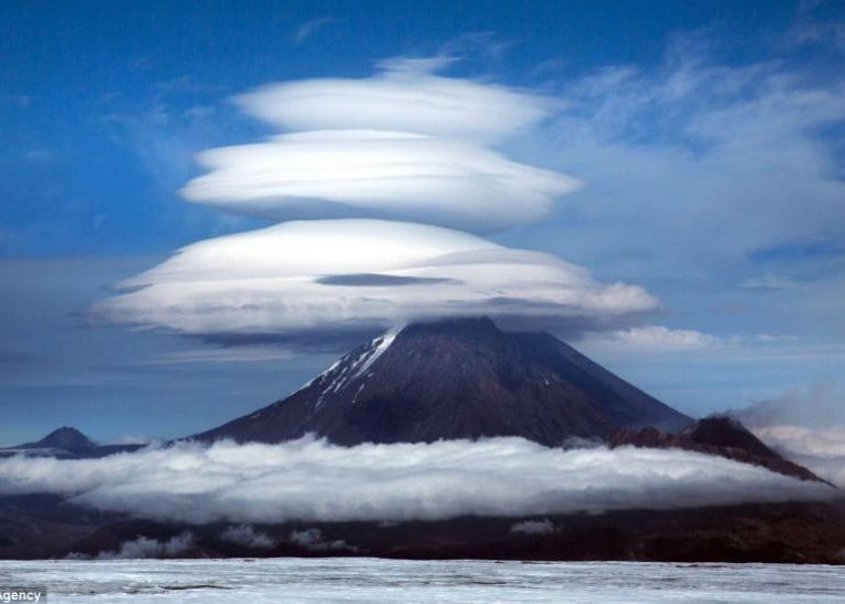Farfurii zburatoare? Nu, doar un fenomen meteorologic extrem de rar fotografiat de un rus Farfurii Zburatoare Nu Doar Un Fenomen Meteorologic Extrem De Rar Fotografiat De Un Rus