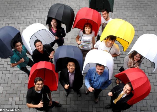 Umbrela casca , obiectul cel mai potrivit pentru a te apara de ploaie si vant puternic Umbrela Casca Obiectul Cel Mai Potrivit Pentru A Te Apara De Ploaie Si Vanturi Puternice