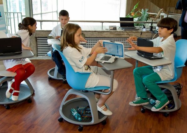 Toti elevii vor avea calculatorul lor. Acordul semnat de Intel cu Guvernul Romaniei Acord Intel Guvern Pentru Un Program Privind Dotarea Elevilor Si Profesorilor Cu Calculatoare