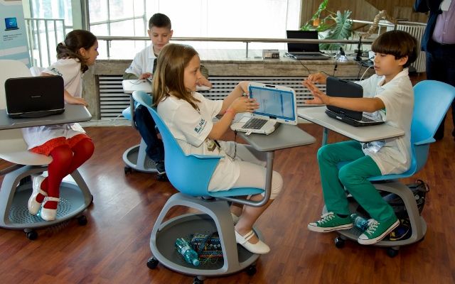 Toti elevii vor avea calculatorul lor. Acordul semnat de Intel cu Guvernul Romaniei Acord Intel Guvern Pentru Un Program Privind Dotarea Elevilor Si Profesorilor Cu Calculatoare