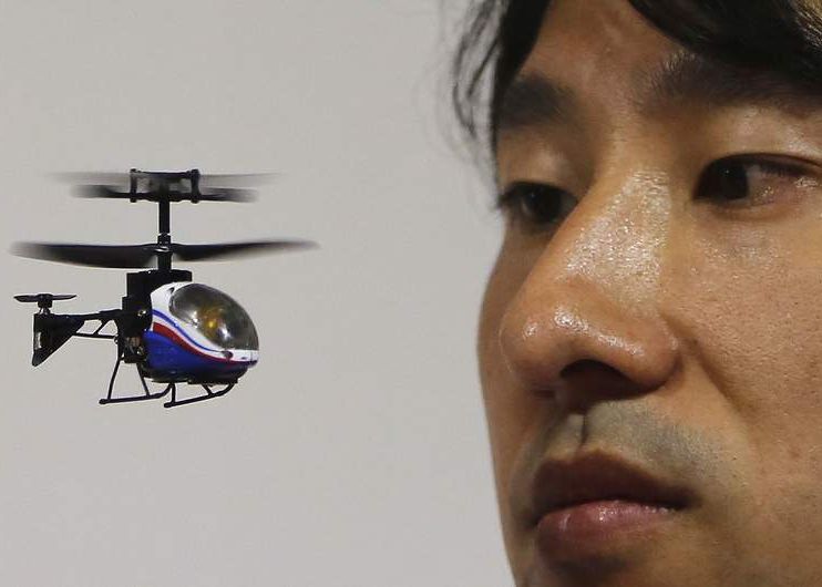 Cel mai mic elicopter de jucarie are componente din smartphone-uri folosite Cel Mai Mic Elicopter De Jucarie Are Componente Din Smartphone Uri Folosite