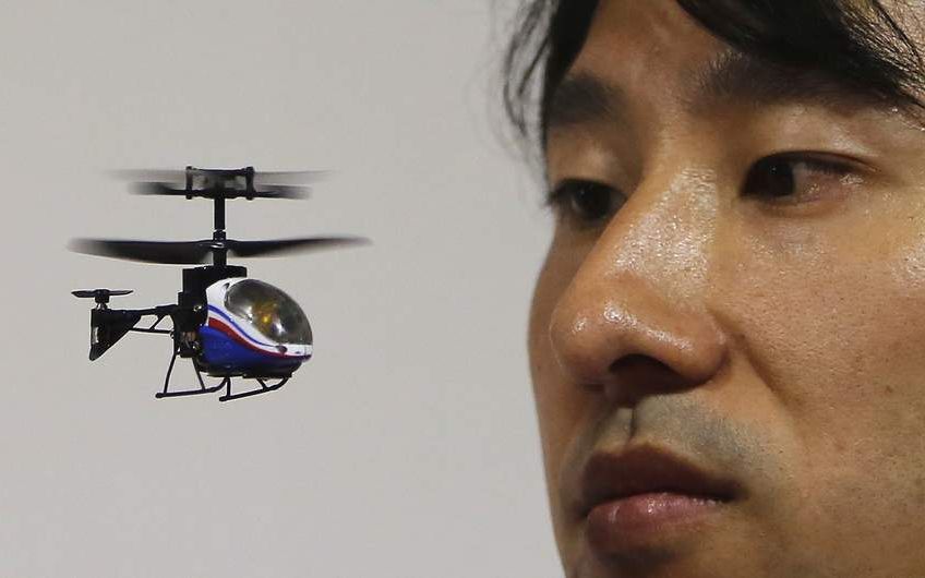 Cel mai mic elicopter de jucarie are componente din smartphone-uri folosite Cel Mai Mic Elicopter De Jucarie Are Componente Din Smartphone Uri Folosite