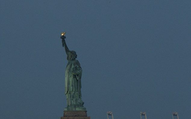 SuperLuna! Imagini cu satelitul natural la cea mai mica distanta de Pamant FOTO Superluna Imagini Cu Satelitul Natural La Cea Mai Mica Distanta De Pamant Foto